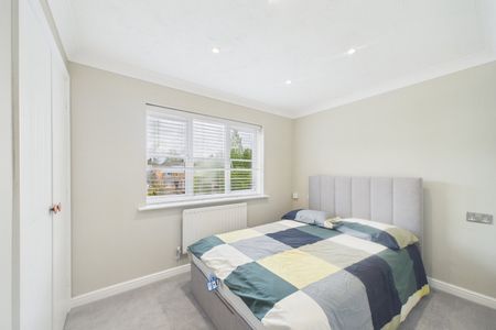 3 bedroom House in Babbage Way, Bracknell - Photo 3