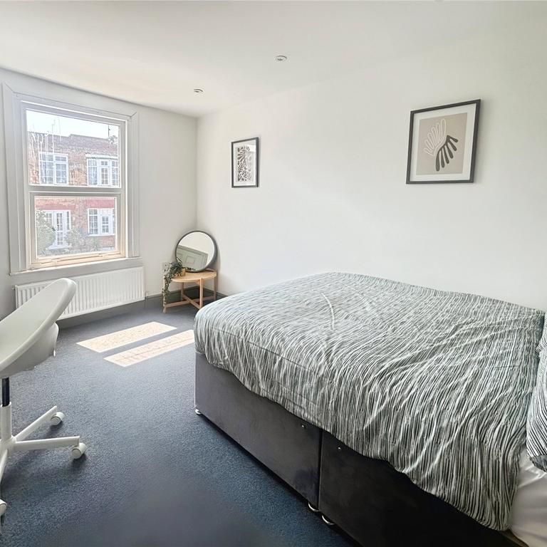 4 bedroom end of terrace house to rent - Photo 1