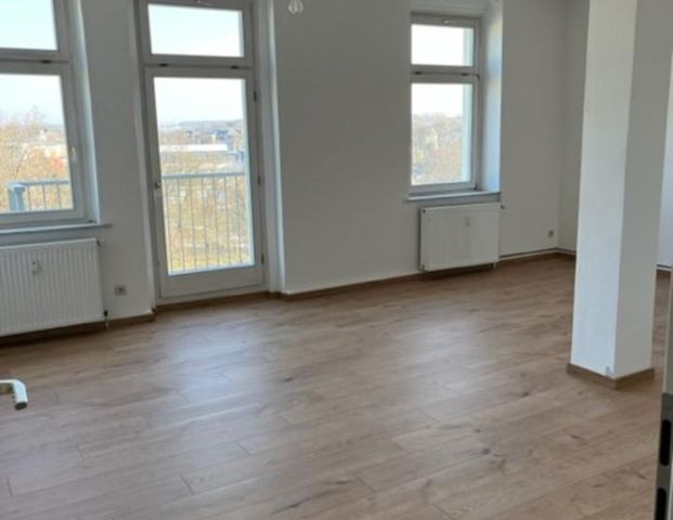 6-Zimmer-Altbauwohnung mit Balkon, 2 Bädern, Stellplatz und Garten - Photo 1