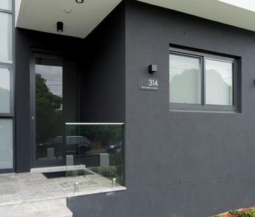 Near New 5 bedroom Luxury Duplex with Granny flat - Photo 1