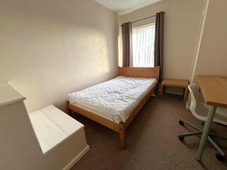 4 bedroom House To Let - Photo 2