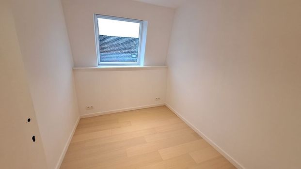 Halfopen woning met 3 slaapkamers, dubbele garage en zongerichte tuin in Poperinge (EPC B). - Photo 1