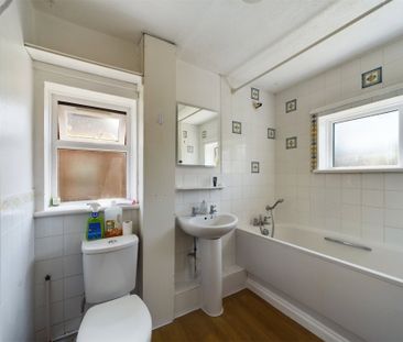 3 bedroom House in Wellhouse Road, Maidenhead - Photo 6