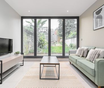 2 Bed Flat, Shakespeare Road, W3 - Photo 1