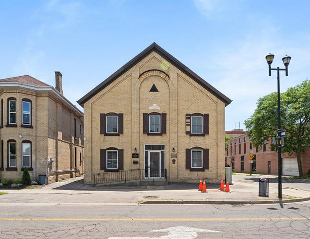 35 Wellington Street - *SPECIAL PROMOTION: One Month Free Rent! | 35 Wellington St, Brantford - Photo 1