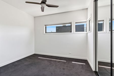 Modern 2 Bedroom Townhouse in Prime Brunswick Location - Photo 3