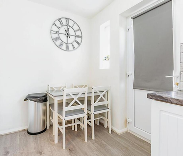 Pembroke Crescent, Northampton - Photo 5