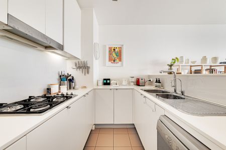 Modern Dual Level, Top-Floor Two Bedroom Apartment with Parking - Photo 5