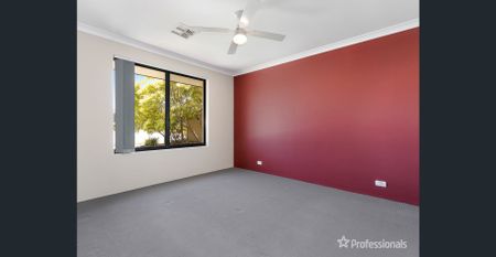 DONT MISS OUT - Stone throw from the Train-Station - Photo 2