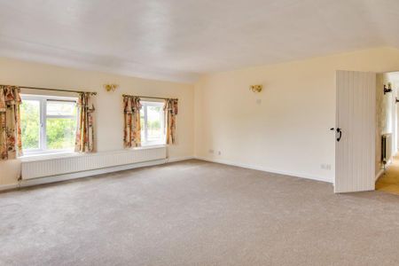 4 bedroom detached house to rent - Photo 3