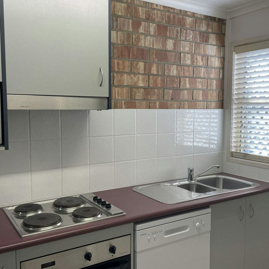 Charming 1-Bedroom Unit in the Heart of Gladstone Central – Convenient, Low-Maintenance Living! - Photo 1