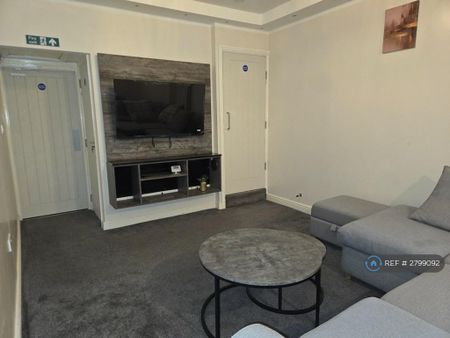 1 bedroom in a house share to rent - Photo 2