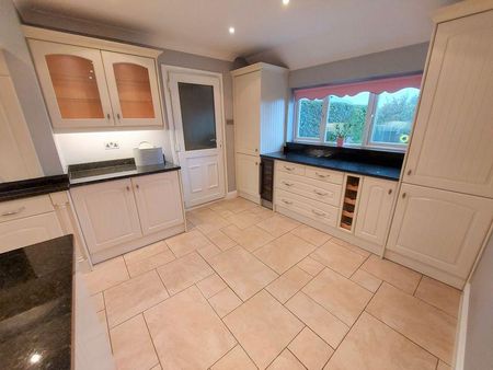 4 bedroom detached house to rent - Photo 2