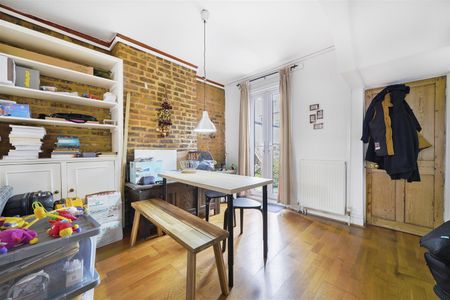 Terraced House To Let - Photo 3