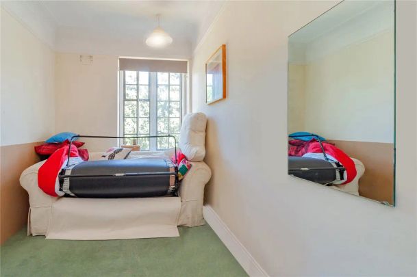 3 bedroom flat in Manor Fields - Photo 1