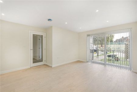 A newly built modern apartment situated on the ground floor in this popular south Oxfordshire location with a private patio. Ideally located for access to the A34, central Abingdon, Oxford and Didcot for train links. - Photo 2