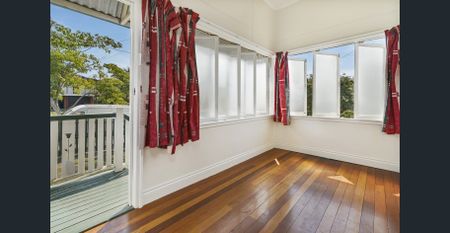 Queenslander style home in excellent location - Photo 3