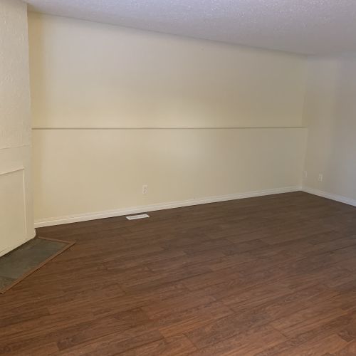 Amazing Find in Red Deer! 3 Bedrooms, 1 Bath!! - Photo 1