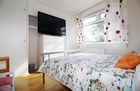 4 Bedroom House - End Terrace To Let - Photo 4