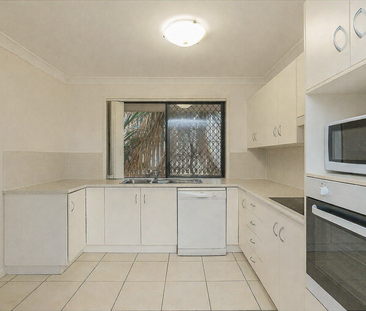 Comfortable Family Living in Peaceful Gracemere Location - Photo 4