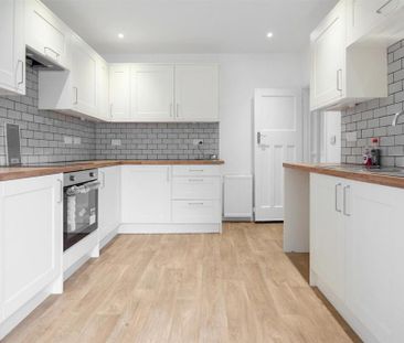 4 bedroom semi-detached house to rent - Photo 6