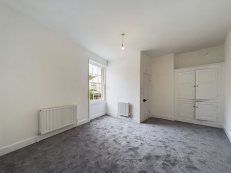 4 Bedroom Detached House - Photo 2