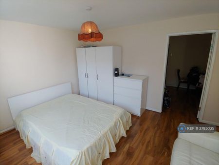 3 bedroom flat to rent - Photo 5