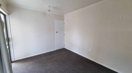 Convenient on Clarke - Photo 2