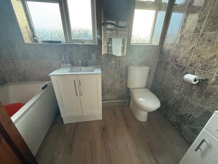 3 bedroom terraced house to rent - Photo 3