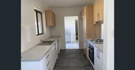 Newly renovated open plan living - Photo 4