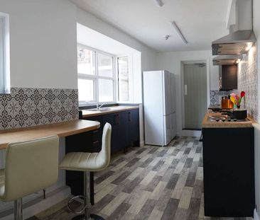Modern and tastefully designed shared house, close to town - Photo 1