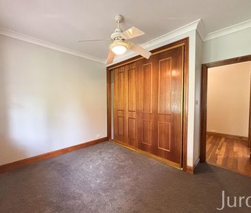 Spacious 5 Bedroom Home With A Pool - Photo 4