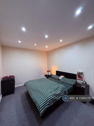 4 bedroom semi-detached house to rent - Photo 4