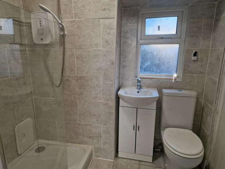 Southfield Lane, Bradford, BD7 - Photo 4