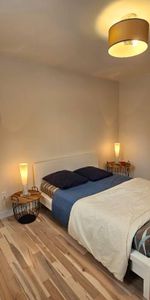 Magnifique 3 1/2 rénové, meublé + cour clôturée @ 1 325 $/mois - Photo 3