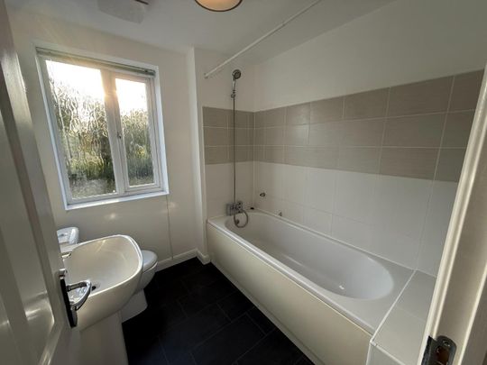 4 Bed House - Semi-Detached - Photo 1