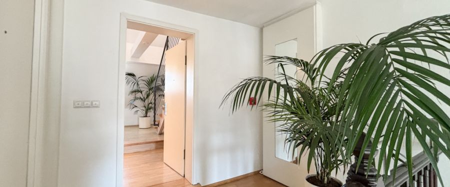 Zentral, geräumig, hell – schöne 3-Zimmer-Dachgeschosswohnung mit Balkon und Stellplatz - Photo 1