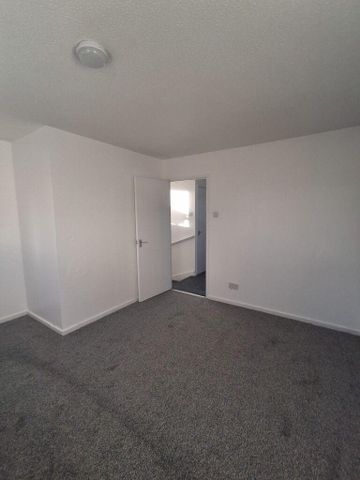 2 bedroom end of terrace house to rent - Photo 3