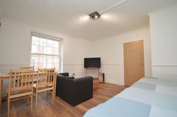 1 bedroom in a flat share to rent - Photo 1