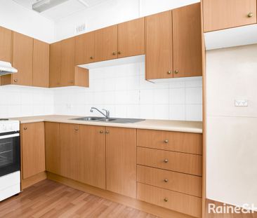 Well Presented & Centrally Located - Photo 4