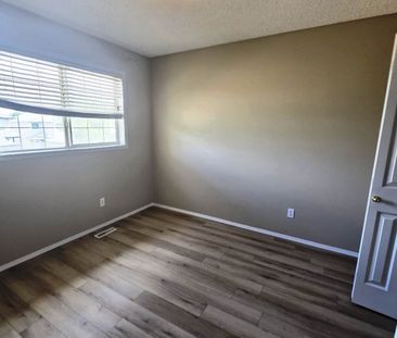 GREAT 3 BED, 4 BATH, 2 STOREY SINGLE FAMILY HOME W/ A DBL ATTACHED ... - Photo 5