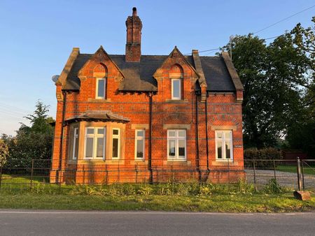 Detached Lodge House on a Rural Estate - Photo 3