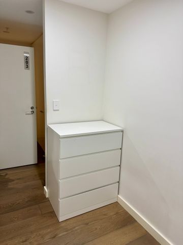 [Partly furnished] Contemporary Urban Living - 1-Bedroom Apartment plus study - Photo 4