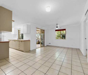 “Spacious Family Home with Multiple Living Areas & Outdoor Entertai... - Photo 5