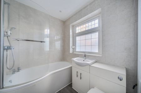 2 bedroom apartment to rent Dainton Close, Upper Park Road, Bromley, BR1 - Photo 2