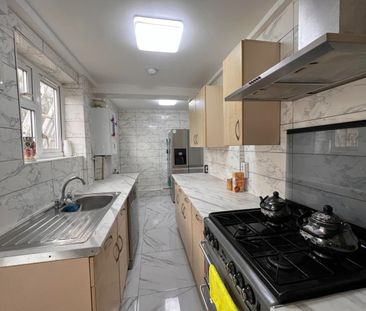 Room in a Shared House, Kingsholm Gardens, SE9 - Photo 4