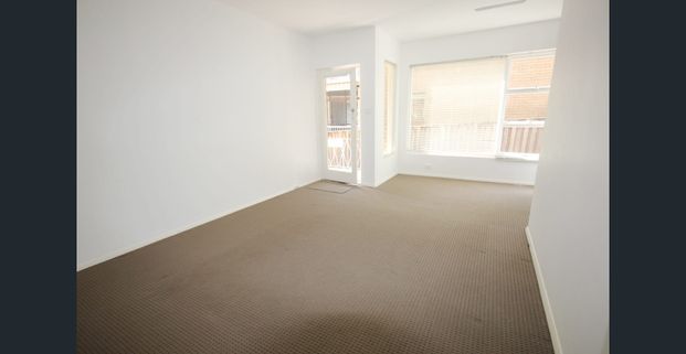 SPACIOUS THREE BEDROOM UNIT ! - Photo 1