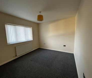 Queens Court, Neath - Photo 2