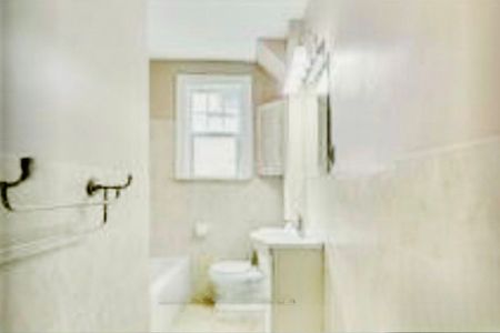 For Lease - 69 Lawrence Avenue Unit# Main, Toronto, Ontario - Photo 2