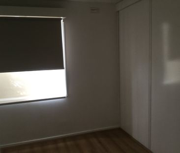 Quaint 2 bedroom apartment includes study & storeroom - Photo 2